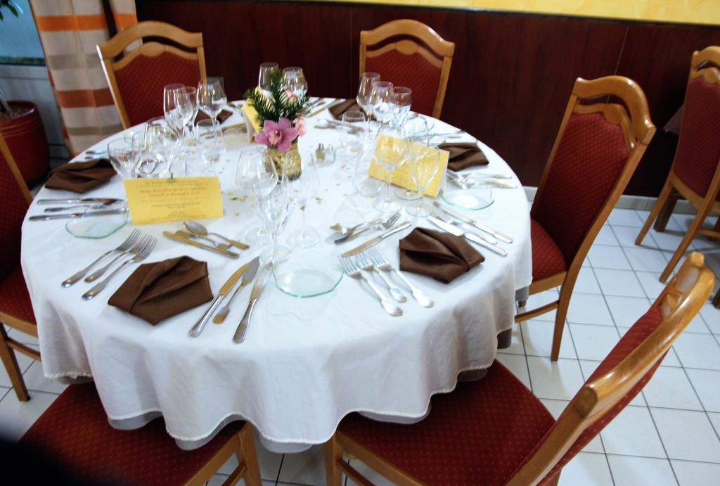Auberge Du Cheval Blanc Beaumont-Pied-de-Boeuf  Bagian luar foto